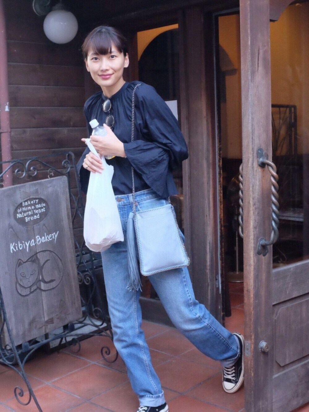 「鎌倉、ブラウス、秋のコーデ、デニム、古着、Chuck Taylor」｜「BEAUTY&YOUTH UNITED ARROWSの＜6(ROKU)＞BACK VOLUME SHIRT/ｼｬﾂ（シャツ/ブラウス、ブルー系）」を使った、潮田あかりさん（レディース・166cm）の秋コーディネートの1枚目の写真