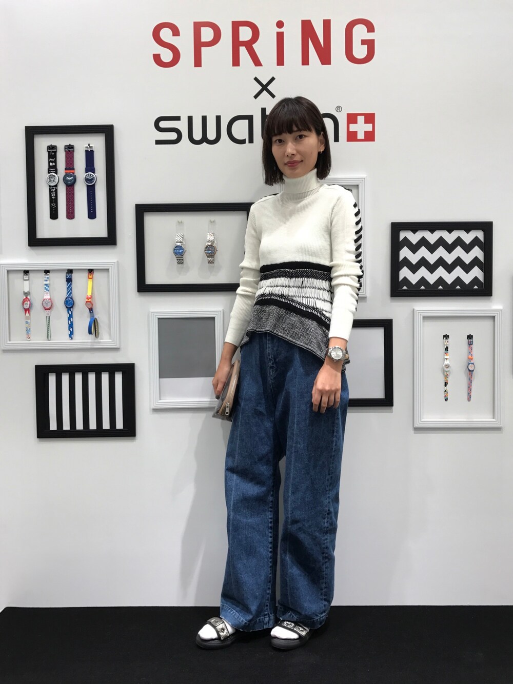 「腕時計、オトナカジュアル、タートルネック、デニム、サンダルに靴下」｜「mameのアイテム（ニット/セーター、ホワイト系）」を使った、潮田あかりさん（レディース・166cm）の秋コーディネートの1枚目の写真