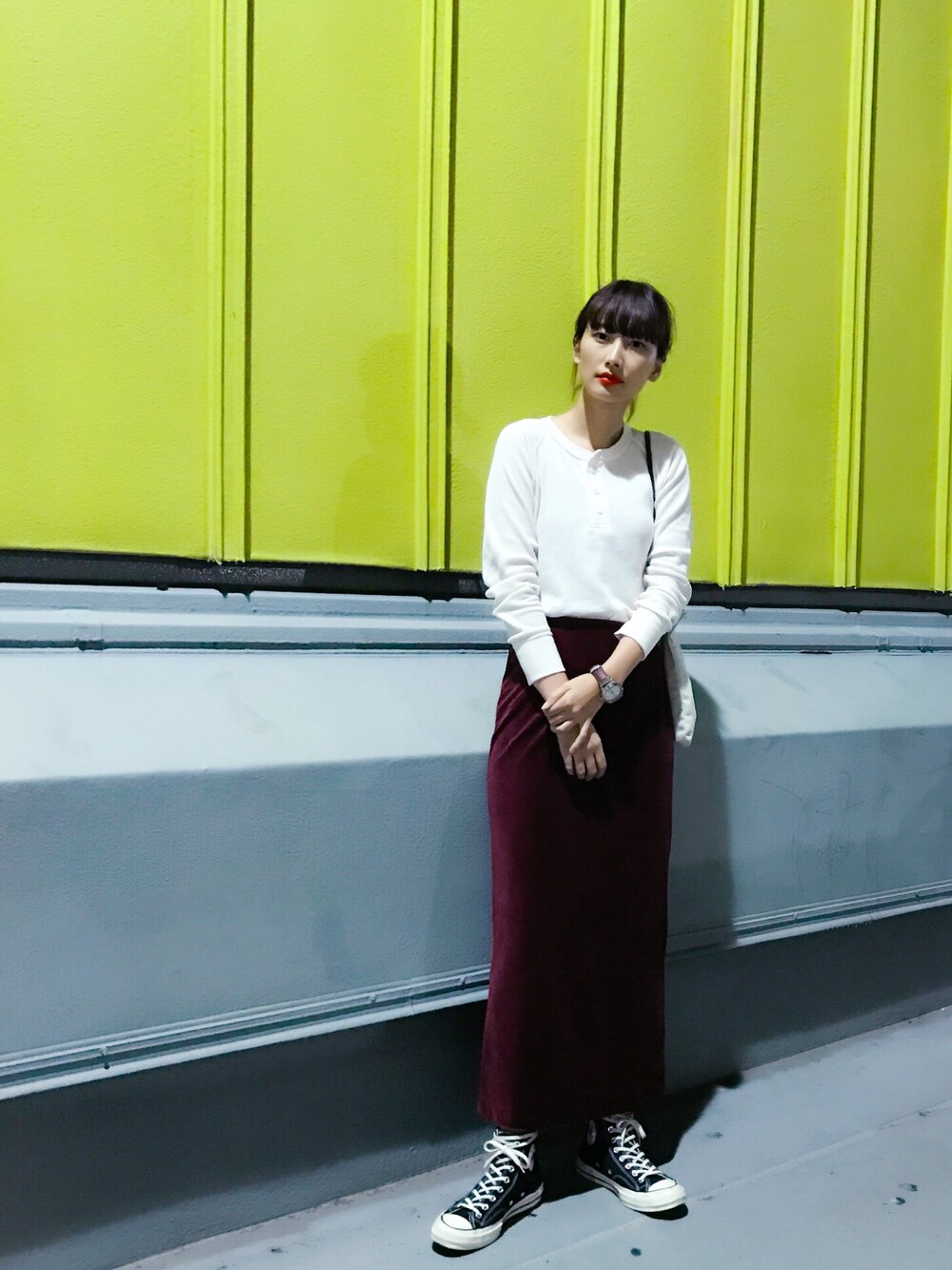「カジュアルコーデ、スカート、ベロア、腕時計、サーマル、秋のコーデ」｜「HANESのHANES/ THERMAL HENLYNECK（Tシャツ/カットソー、ホワイト系）」を使った、潮田あかりさん（レディース・166cm）の秋コーディネートの1枚目の写真