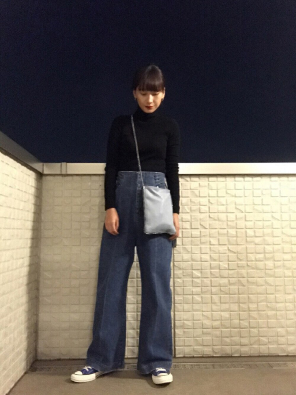 「Chuck Taylor、コンバース、タートルネック、プチプラ、シンプルコーデ、ワイドパンツ、デニム」｜「UNIQLOのアイテム（ニット/セーター、ブラック系）」を使った、潮田あかりさん（レディース・166cm）の秋コーディネートの1枚目の写真