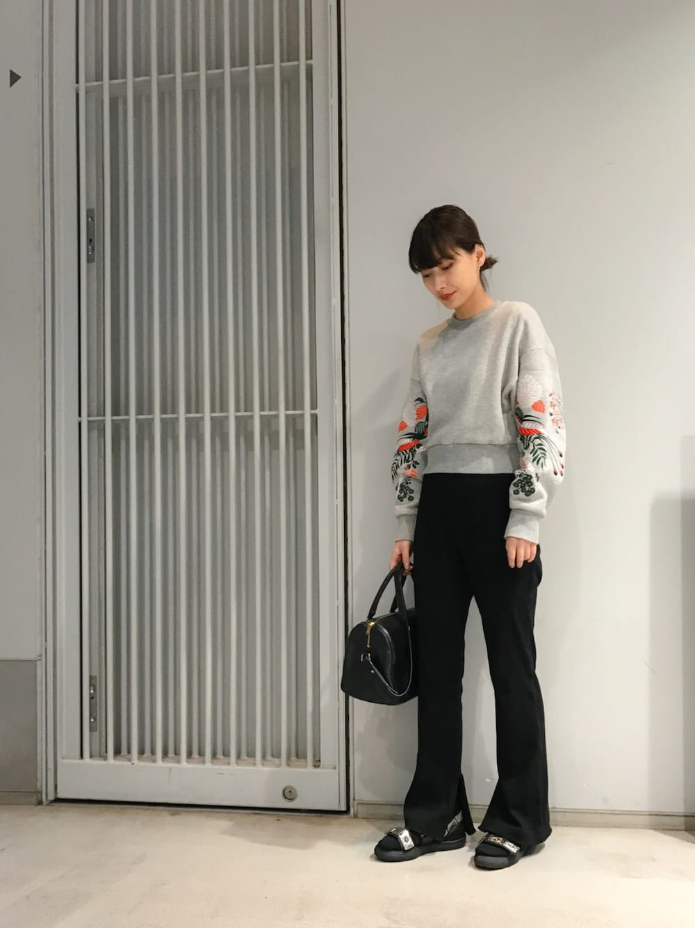 「プチプラ、秋のコーデ、カジュアル、オトナカジュアル、リブパンツ、スウェット、サンダルに靴下、赤リップ」｜「mameのトップス（スウェット、グレー系）」を使った、潮田あかりさん（レディース・166cm）の秋コーディネートの1枚目の写真