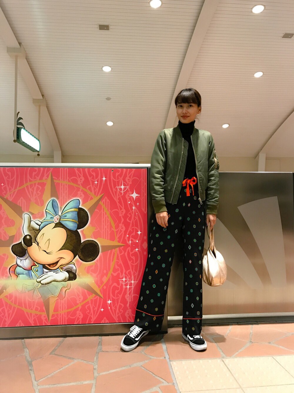 「ディズニー、柄パンツ、KENZO×H&M、KENZO、タートルネック、MA-1、UNIQLO、カジュアルコーデ、パジャマパンツ」｜「H&Mのアイテム（その他パンツ、その他）」を使った、潮田あかりさん（レディース・166cm）の秋コーディネートの1枚目の写真