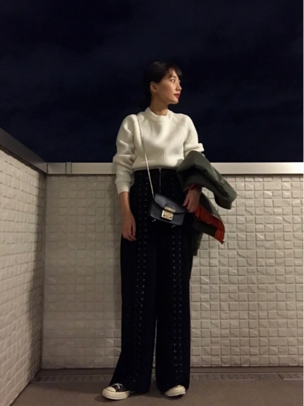 「ニット、休日スタイル、Chuck Taylor、MA-1、UNIQLO、編み上げ」｜「mameのアイテム（その他パンツ、ブラック系）」を使った、潮田あかりさん（レディース・166cm）の秋コーディネートの1枚目の写真