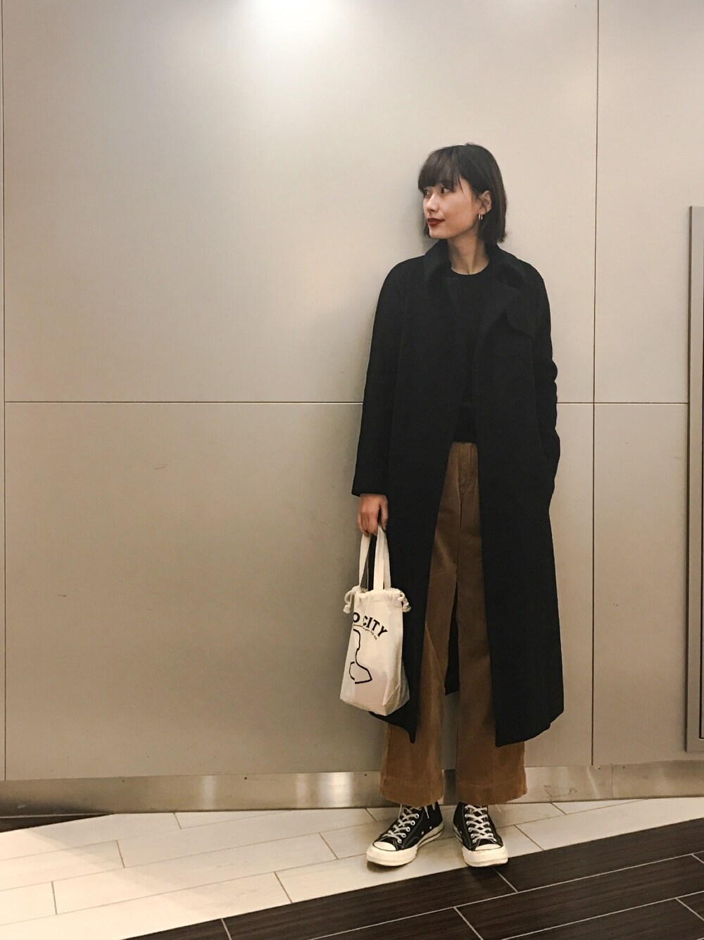 「コーデュロイ、ロングコート、スウェット、UNIQLO、Chuck Taylor、シンプルコーデ、冬コーデ、巾着バッグ、赤リップ」｜「BACCAのBACCA ウールカシミヤ ロングコート（その他アウター、ブラック系）」を使った、潮田あかりさん（レディース・166cm）の冬コーディネートの1枚目の写真