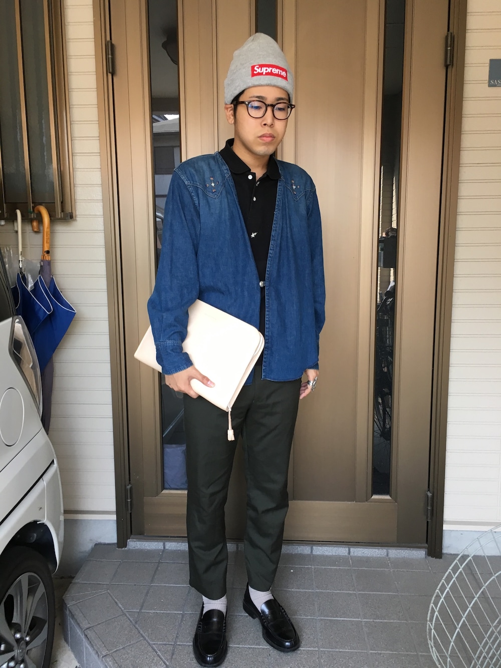 ブルー系のカーディガン/ボレロ、ブルー系のポロシャツ、グリーン系のスラックスを着用したメンズの春コーディネートの1枚目の写真