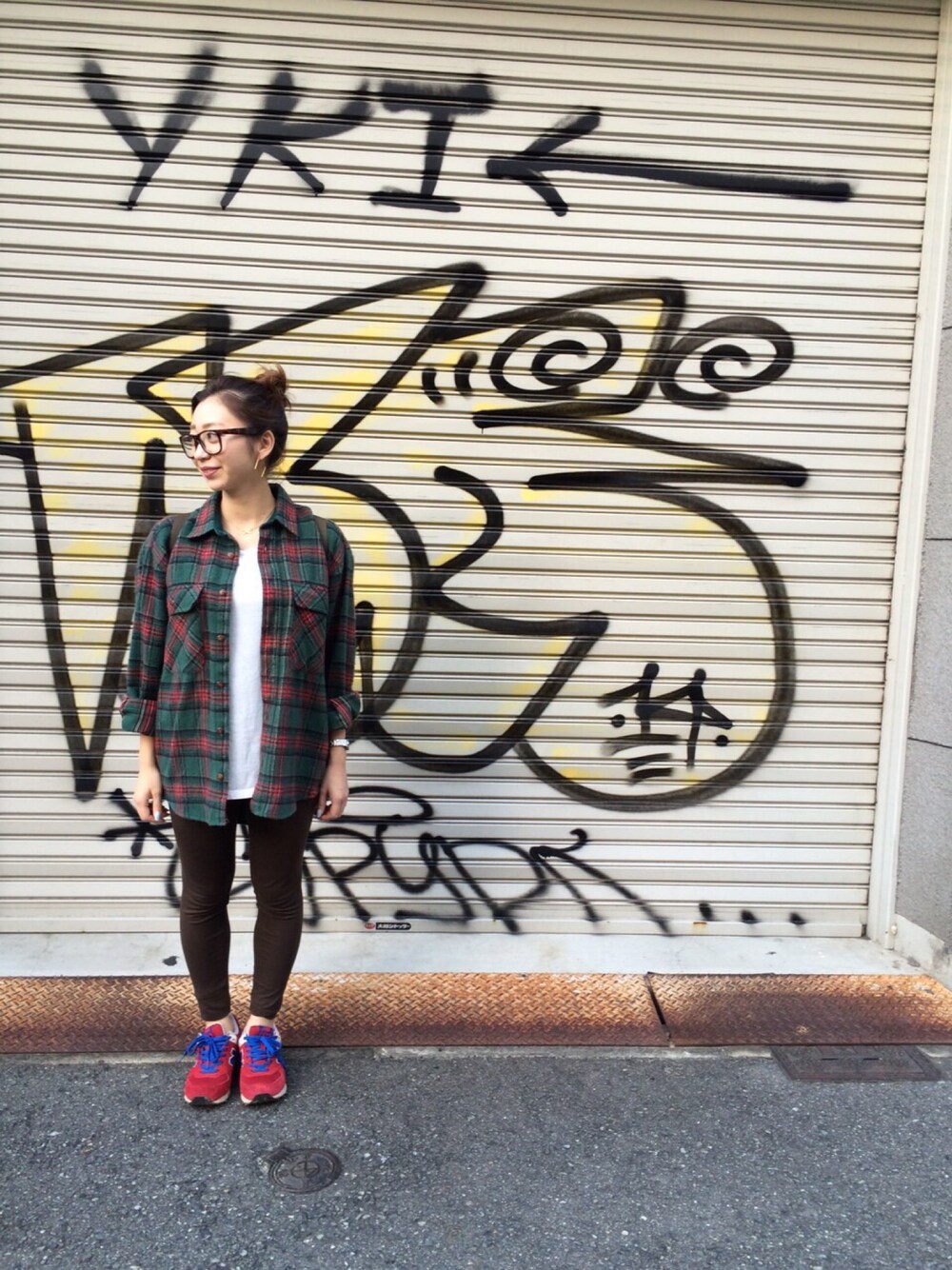 「NEW BALANCEのアイテム（スニーカー、レッド系）」を使った、sayakaさん（レディース・150cm）の秋コーディネートの1枚目の写真