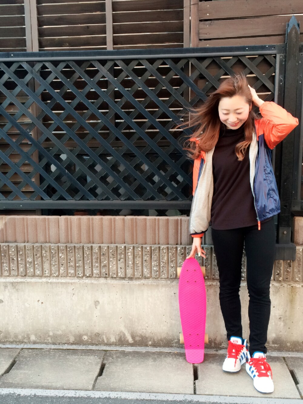 「adidasのアイテム（スニーカー、ホワイト系）」を使った、sayakaさん（レディース・150cm）の冬コーディネートの1枚目の写真