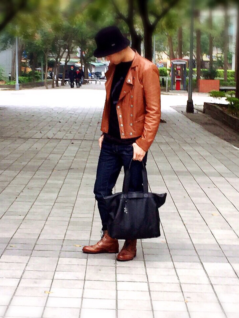 「DSQUARED2のSLIM JEAN /DARK（デニムパンツ、ブルー系）」を使った、Arronさん（メンズ・175cm）の冬コーディネートの1枚目の写真