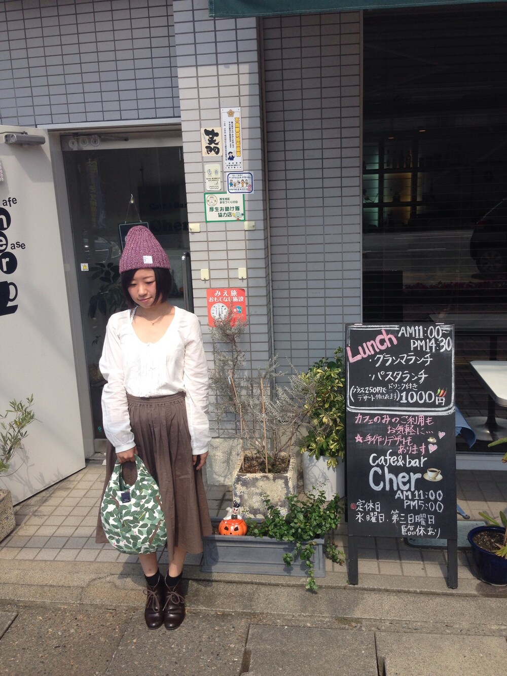 「ミナペルホネン、ニコアンド、ミモレ丈スカート、くつした、ニット帽、エッグバッグ、デート」｜「OLIVE des OLIVEのアイテム（シャツ/ブラウス、ホワイト系）」を使った、Tukino〇゜＊さん（レディース・147cm）の秋コーディネートの1枚目の写真