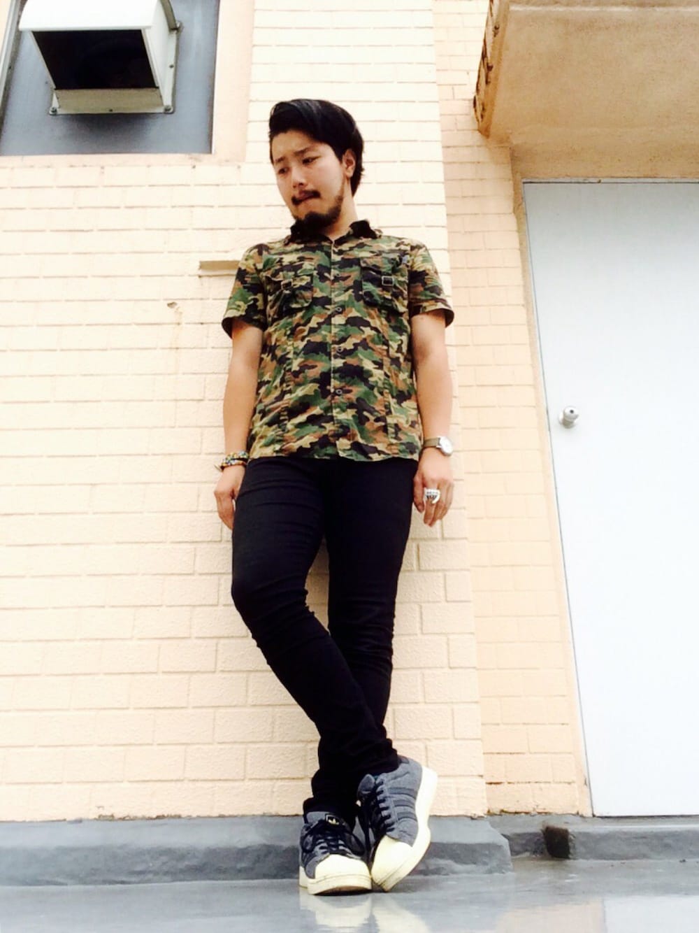 ブラック系のデニムパンツ、イエロー系のヘアゴム、その他のブレスレットを着用したメンズの夏コーディネートの1枚目の写真