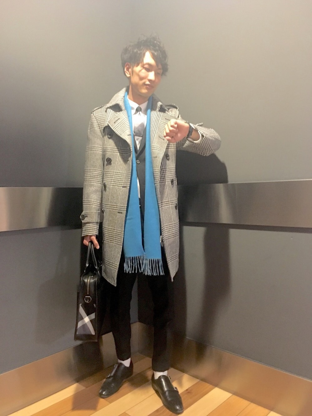 「マフラー、チェック柄、結婚式、差し色、ビジネススタイル、クレストブリッジ、crestbridge、blacklabel、ブラックレーベル、ウールトレンチ」｜「BLACK LABEL CRESTBRIDGEのアイテム（トレンチコート、グレー系）」を使った、かずさん（メンズ・177cm）の秋コーディネートの1枚目の写真
