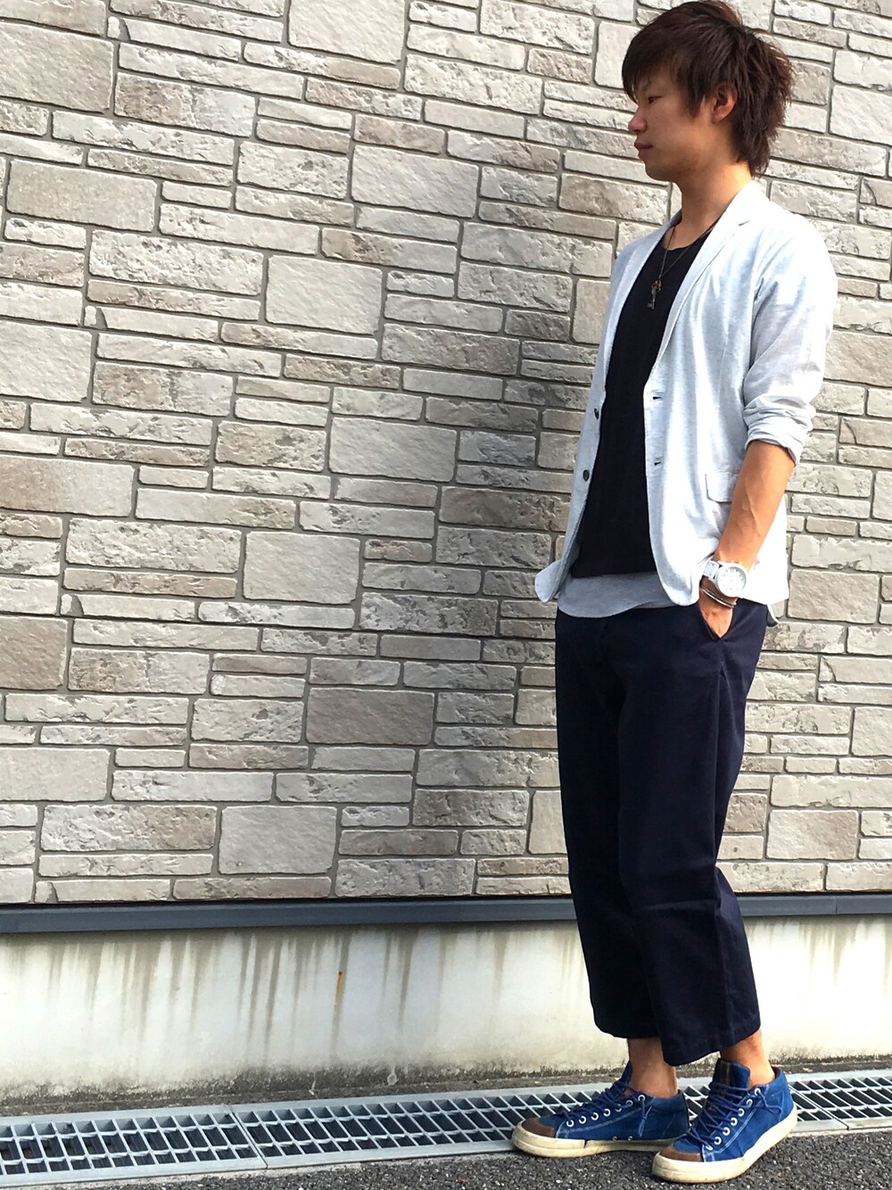 ブラック系のTシャツ/カットソー、グレー系のテーラードジャケット、グレー系のタンクトップを着用したメンズの夏コーディネートの1枚目の写真