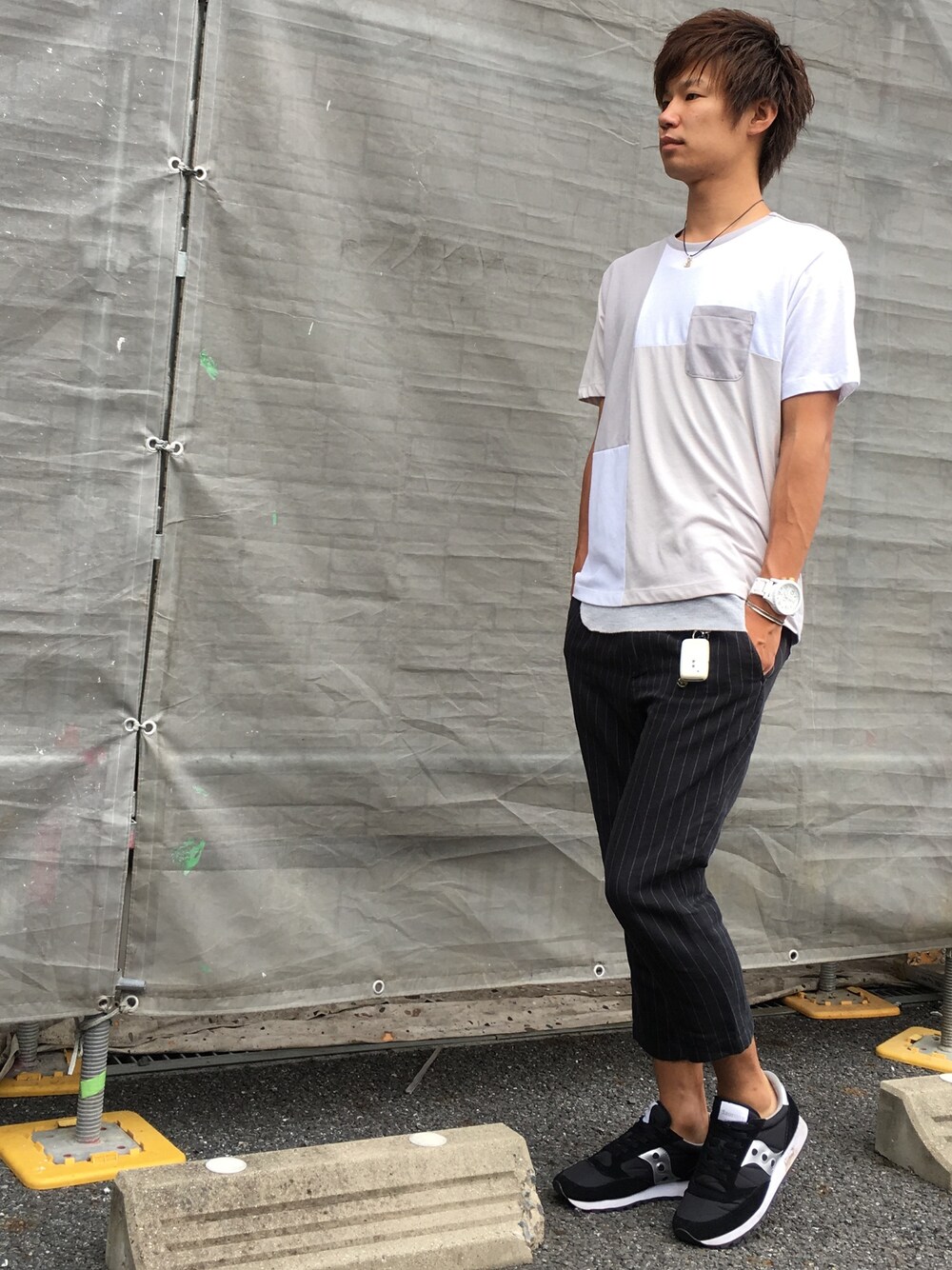 ホワイト系のTシャツ/カットソー、グレー系のタンクトップ、ブラック系のその他パンツを着用したメンズの夏コーディネートの1枚目の写真