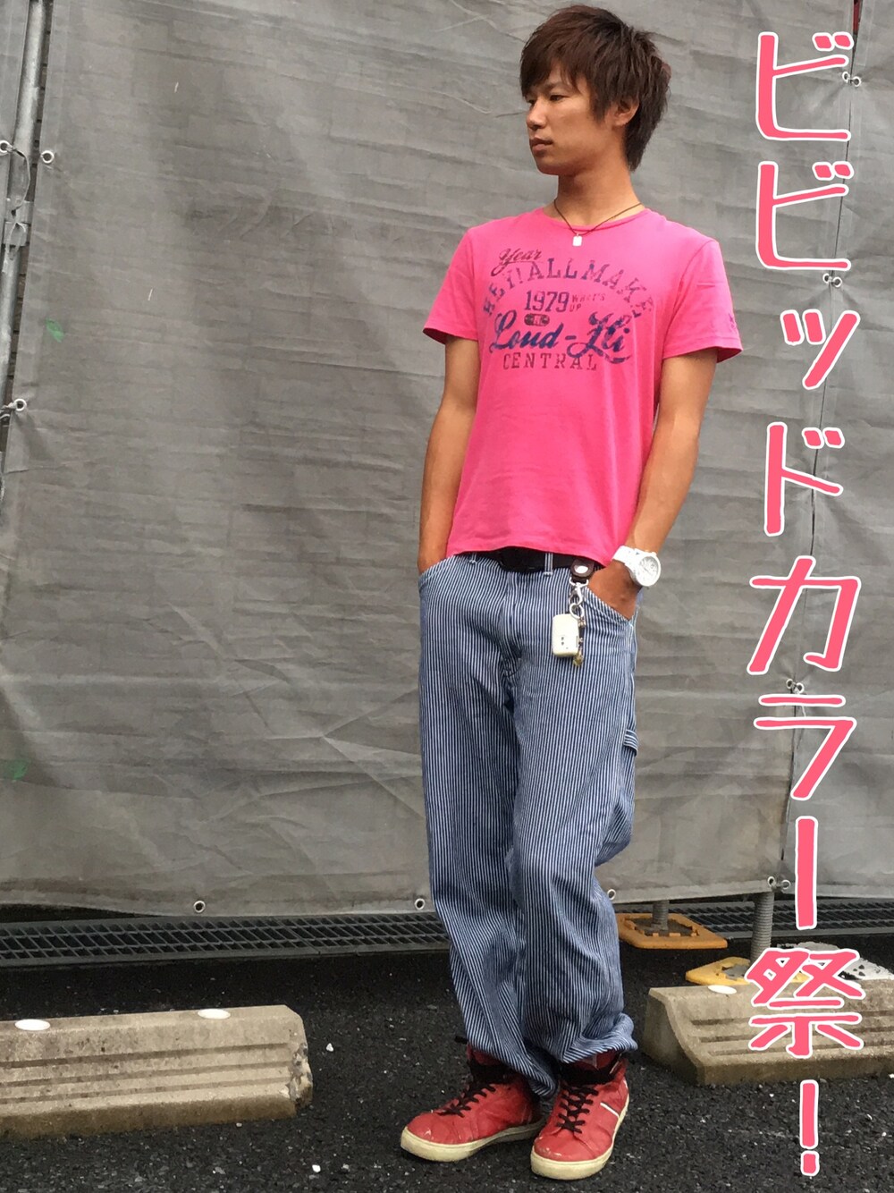 ピンク系のTシャツ/カットソー、その他のその他パンツ、レッド系のスニーカーを着用したメンズの夏コーディネートの1枚目の写真