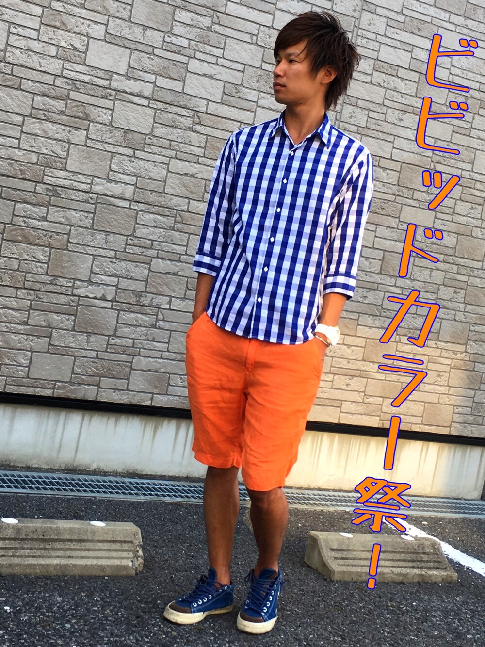 ブルー系のシャツ/ブラウス、オレンジ系のその他パンツ、ブルー系のスニーカーを着用したメンズの夏コーディネートの1枚目の写真