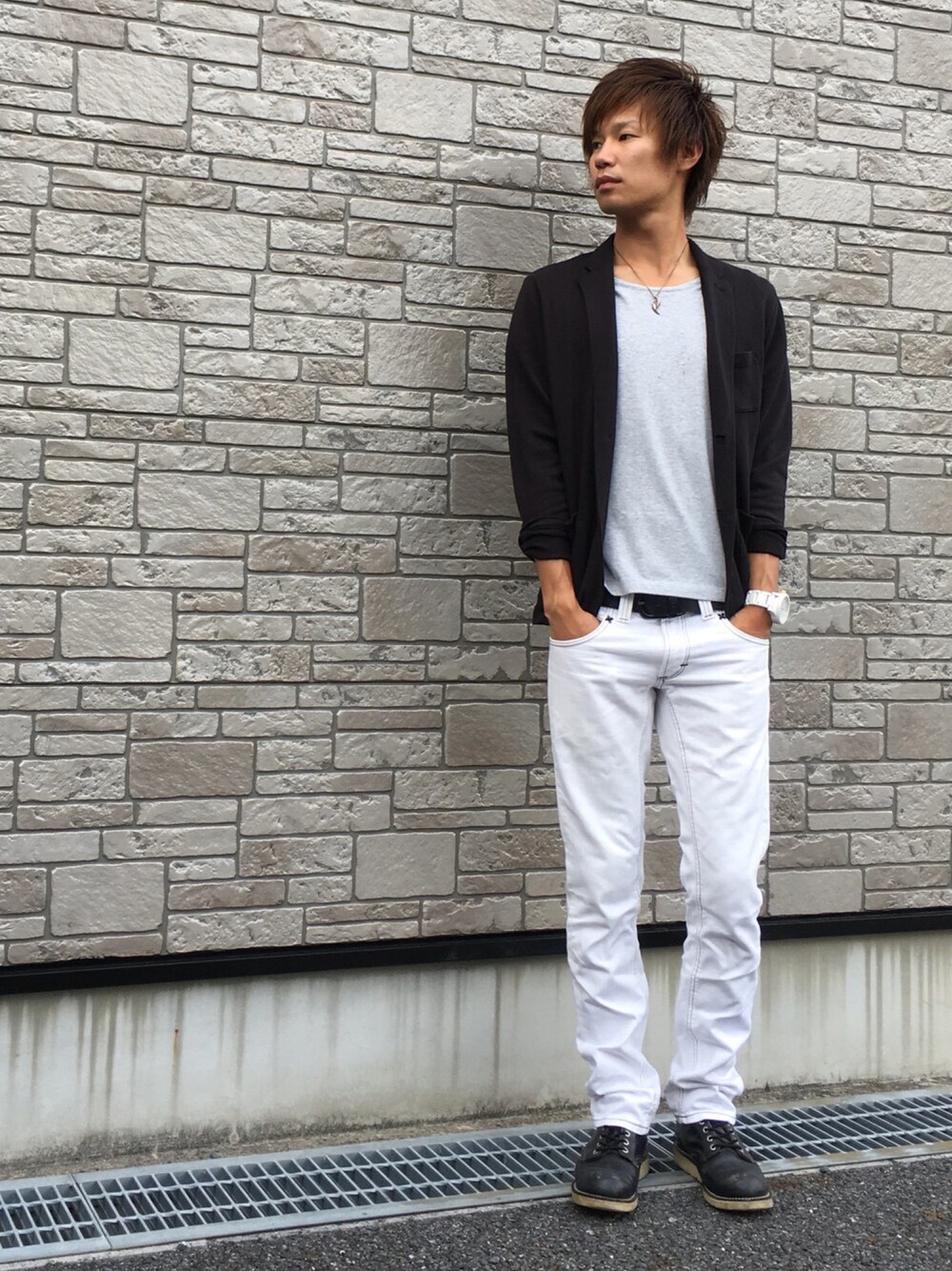 ブラック系のジャケット/アウター、グレー系のTシャツ/カットソー、ホワイト系のデニムパンツを着用したメンズの秋コーディネートの1枚目の写真