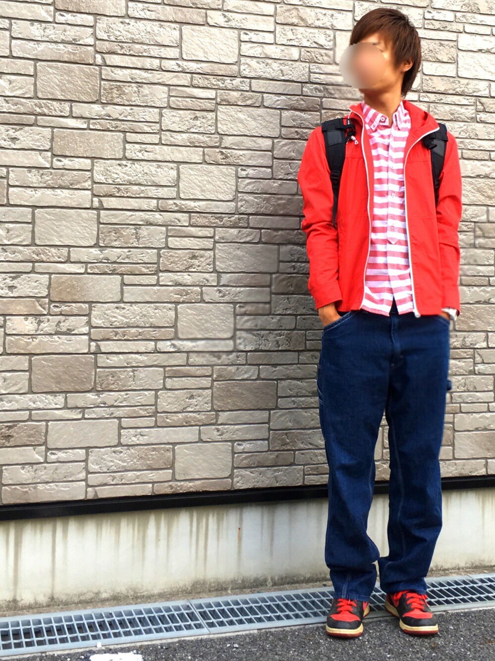 ブラック系のバックパック/リュック、レッド系のブルゾン、レッド系のシャツ/ブラウスを着用したメンズの秋コーディネートの1枚目の写真