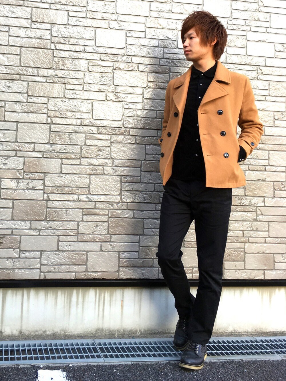 ベージュ系のピーコート、ブラック系のシャツ/ブラウス、ブラック系のパンツを着用したメンズの冬コーディネートの1枚目の写真