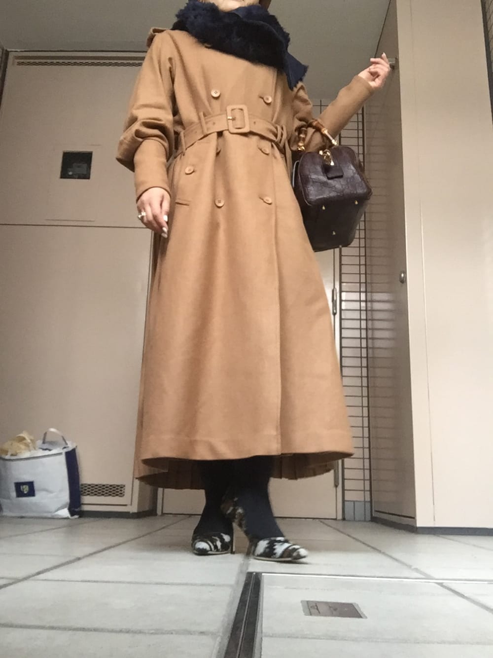 「冬コーデ、大人カジュアル、オフィスカジュアル」｜「AmeriのBACK PLEATS TRENCH（トレンチコート、ベージュ系）」を使った、lestariさん（レディース・150cm）の秋コーディネートの1枚目の写真