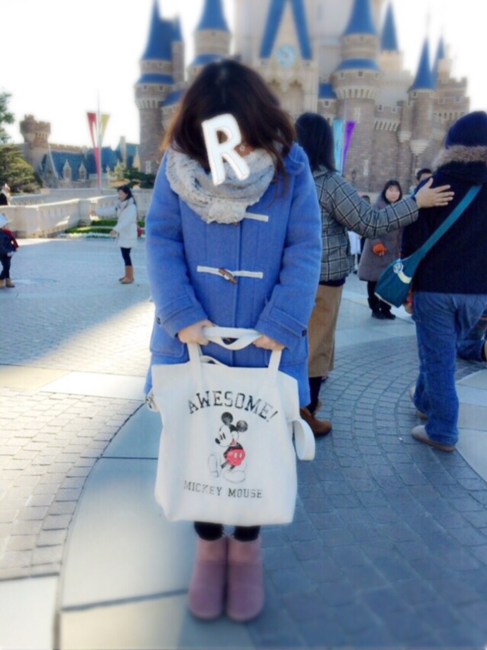 「ディズニー、ディズニーランド、ダッフルコート、ムートンブーツ、スヌード、元旦、デート、冬、あけましておめでとうございます！、ミッキー」｜「earth music&ecologyのアイテム（トートバッグ、ホワイト系）」を使った、ringo⑅◡̈*さん（レディース・155cm）の冬コーディネートの1枚目の写真