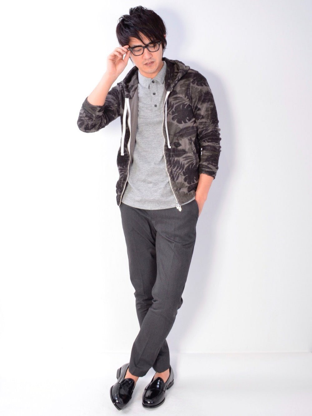 「stradaest、TATRAS、Seagreen、solido、DITA、COLE HAAN(COLE HAAN)、rag&bone、PARKA、aoyama、botanical」｜「SEAGREENのSeagreen(シーグリーン)ボタニカル柄パイルパーカー（パーカー、グレー系）」を使った、makotoさん（メンズ・185cm）の春コーディネートの1枚目の写真