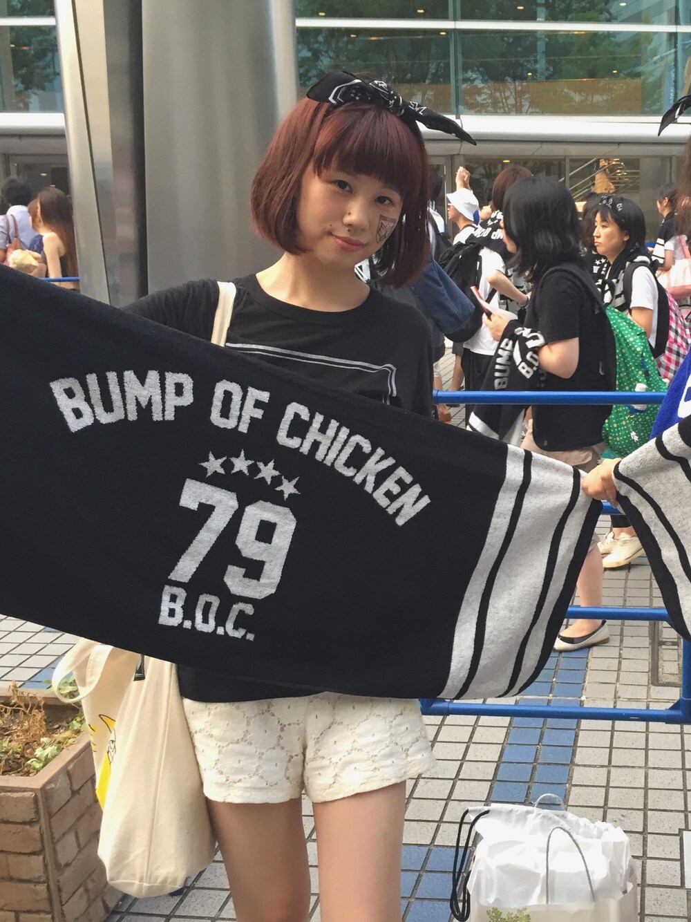 「ライブTシャツのアイテム（Tシャツ/カットソー、ブラック系）」を使った、Cocoさん（レディース・164cm）の冬コーディネートの1枚目の写真