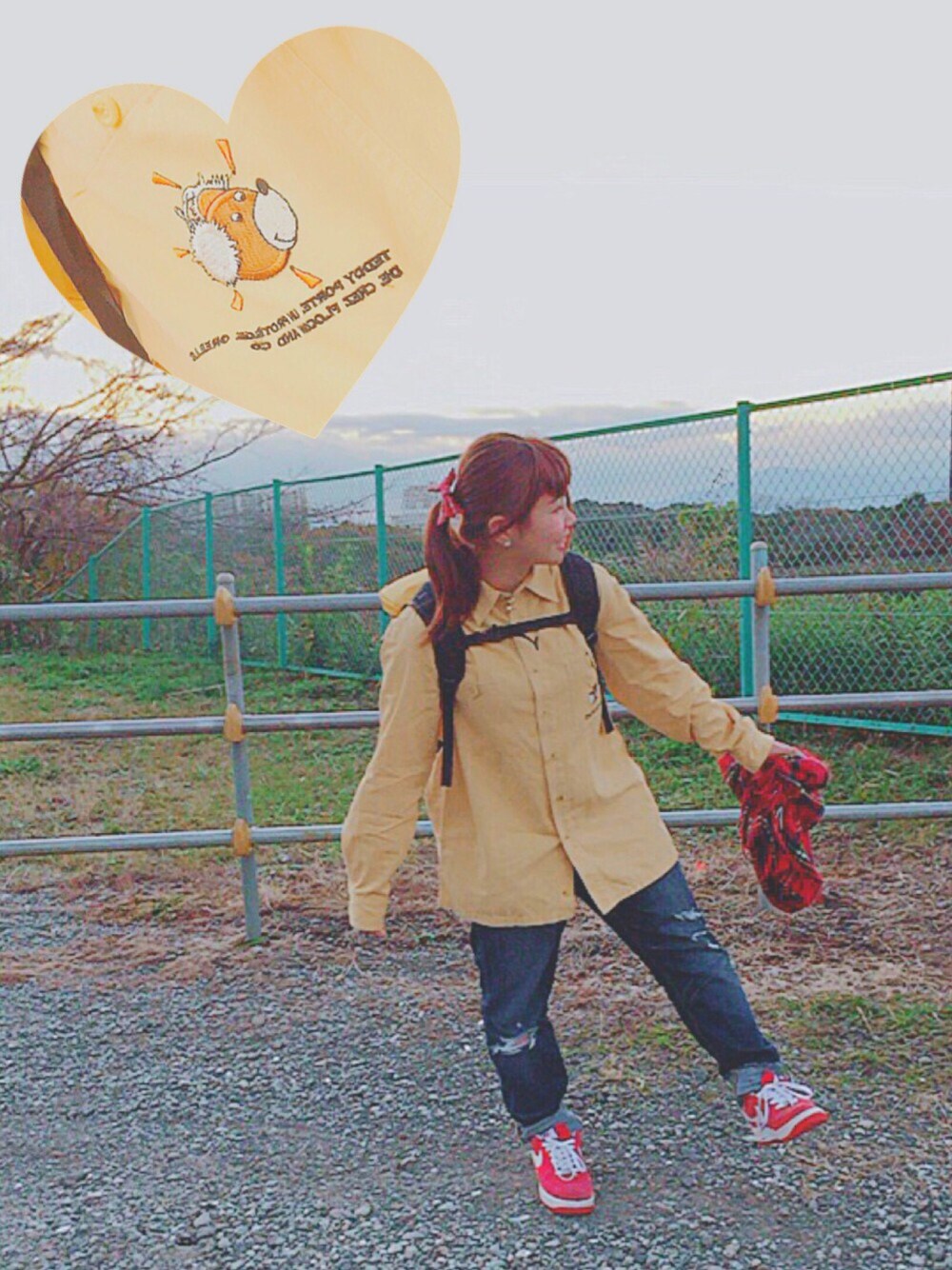 イエロー系のシャツ/ブラウス、ブルー系のデニムパンツ、レッド系のスニーカーを着用したレディースの秋コーディネートの1枚目の写真