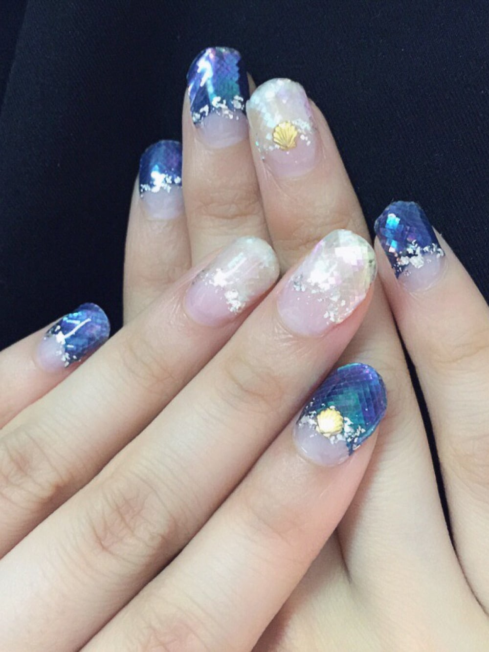 ブルー系のハンドケア/ハンドクリームを着用したレディースの冬コーディネートの1枚目の写真