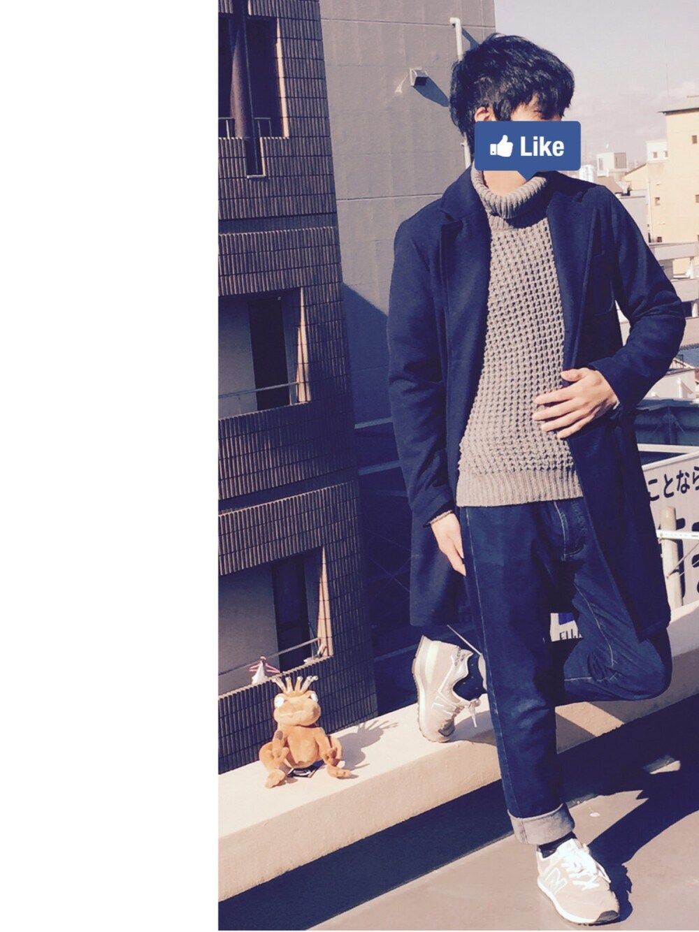 グレー系のニット/セーター、ブルー系のチェスターコート、ブルー系のデニムパンツを着用したメンズの冬コーディネートの1枚目の写真