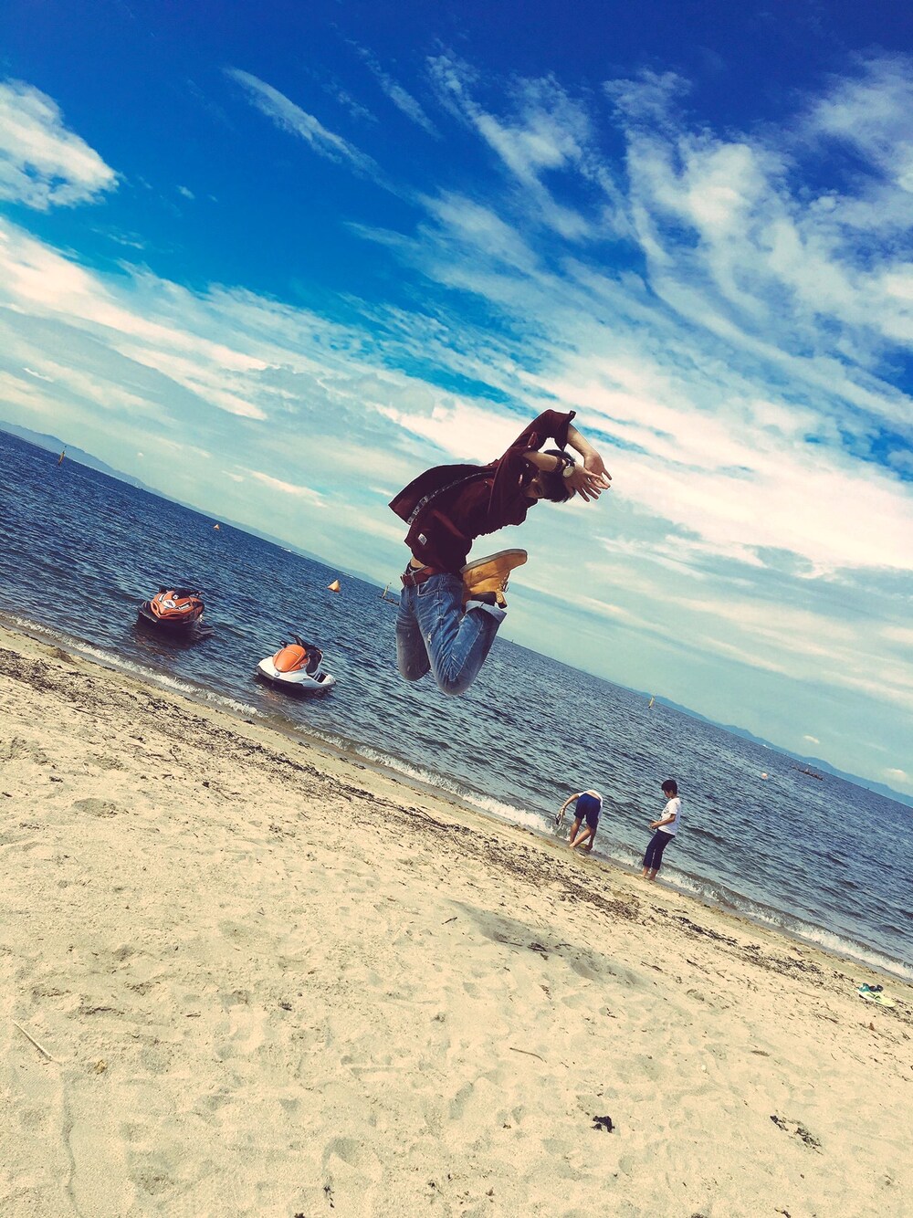 ベージュ系のブーツ、ブルー系のデニムパンツ、ブラウン系のアナログ腕時計を着用したメンズの秋コーディネートの1枚目の写真