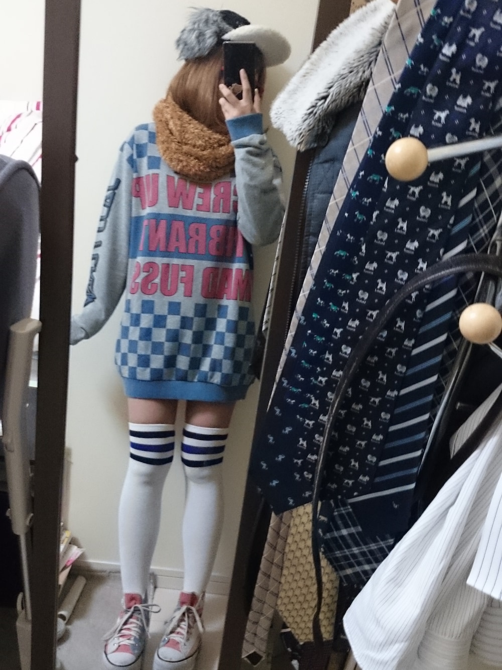 「Candy Stripper、ニーハイソックス、ラインソックス、スニーカー、スウェットワンピース」｜「Candy StripperのSCREW UP SWEAT ONE-PIECE（ワンピース、グレー系）」を使った、yumi さん（メンズ・160cm）の冬コーディネートの1枚目の写真