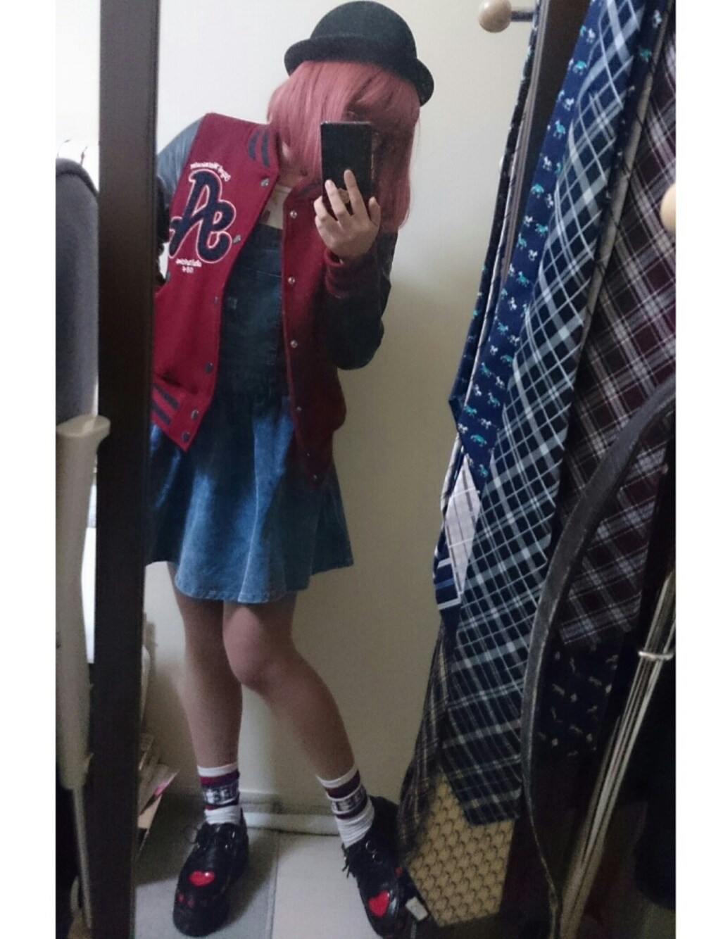 レッド系のスタジャン、ブルー系のワンピース/ドレス、ホワイト系のソックス/靴下を着用したレディースの冬コーディネートの1枚目の写真