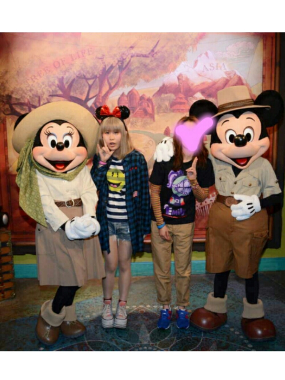 ブルー系のシャツワンピース、ブルー系のTシャツ/カットソー、ブルー系のデニムパンツを着用したレディースの冬コーディネートの1枚目の写真