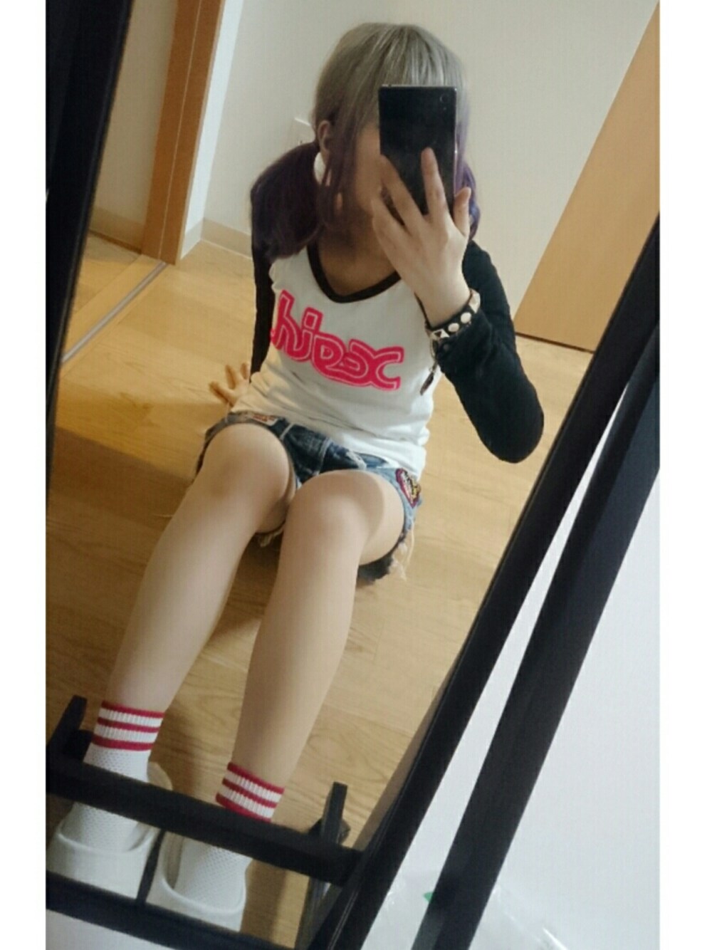 ホワイト系のTシャツ/カットソー、ブルー系のデニムパンツを着用したレディースの春コーディネートの1枚目の写真