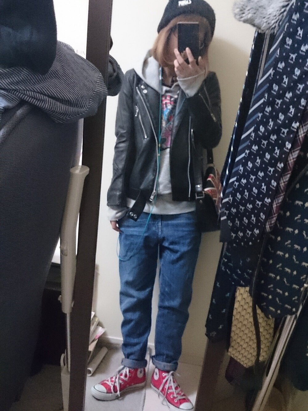 ブルー系のパンツ、ブラック系のショルダーバッグ、ブラック系のジャケット/アウターを着用したレディースの冬コーディネートの1枚目の写真