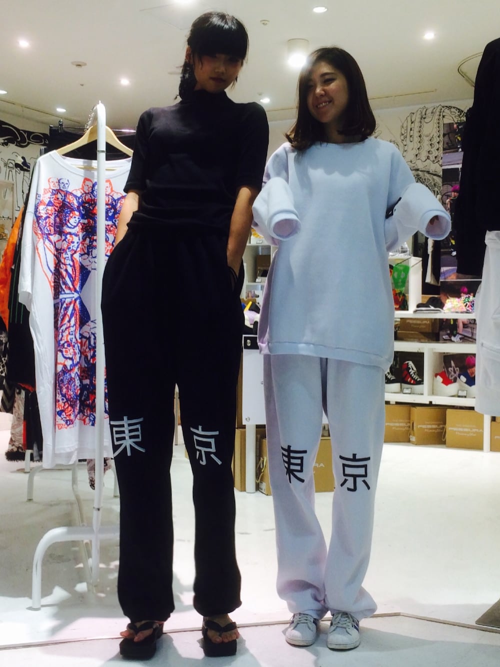「ALLBLACK、SETUP、ALLWHITE、下駄、スウェット」｜「IKUMIの【IKUMI】TOKYO PULLOVER（Tシャツ/カットソー、ホワイト系）」を使った、△   chiakiさん（レディース・170cm）の秋コーディネートの1枚目の写真