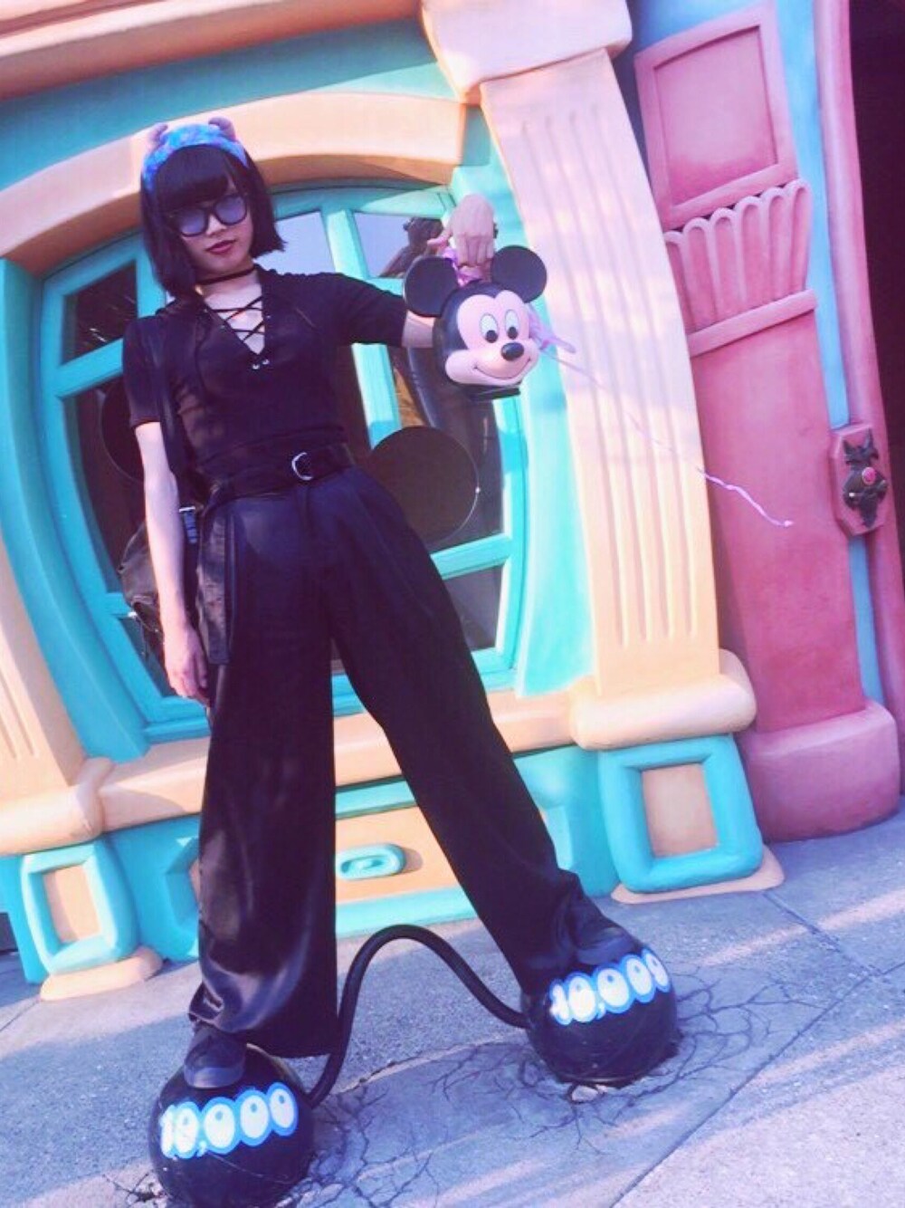 「ディズニー、ALLBLACK、黒、ワイドパンツ、サテンワイドパンツ、レースアップ」｜「faith tojyoのアイテム（パンツ、ブラック系）」を使った、△   chiakiさん（レディース・170cm）の春コーディネートの1枚目の写真