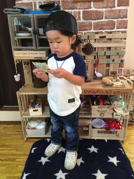 「AZUL（アズール）のアイテム（キャップ）」を使った、ryuuuさん（キッズ・90cm）の秋コーディネート