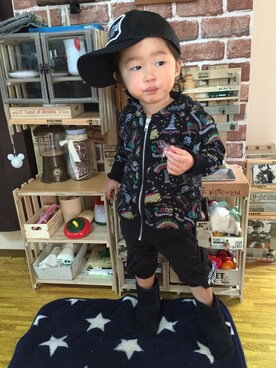 「AZUL（アズール）のアイテム（キャップ）」を使った、ryuuuさん（キッズ・90cm）の秋コーディネート