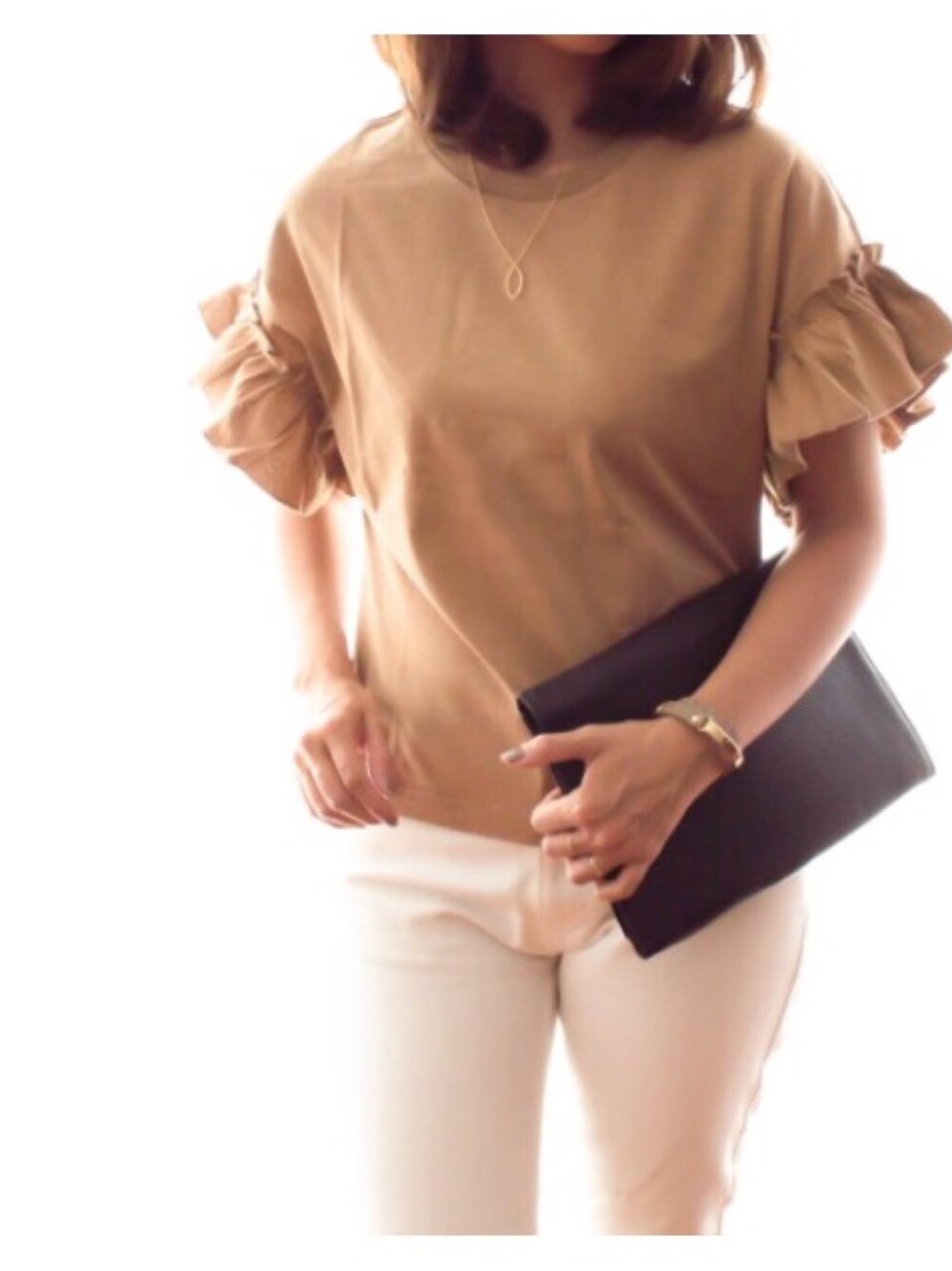 ベージュ系のTシャツ/カットソー、ホワイト系のその他パンツ、ベージュ系のバングル/リストバンドを着用したレディースの秋コーディネートの1枚目の写真