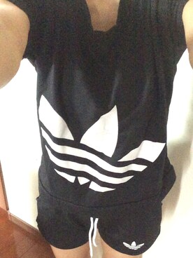 「adidas（アディダス）のアイテム（Tシャツ/カットソー、ブラック系）」を使った、にぽぽさん（レディース・155cm）の夏コーディネート