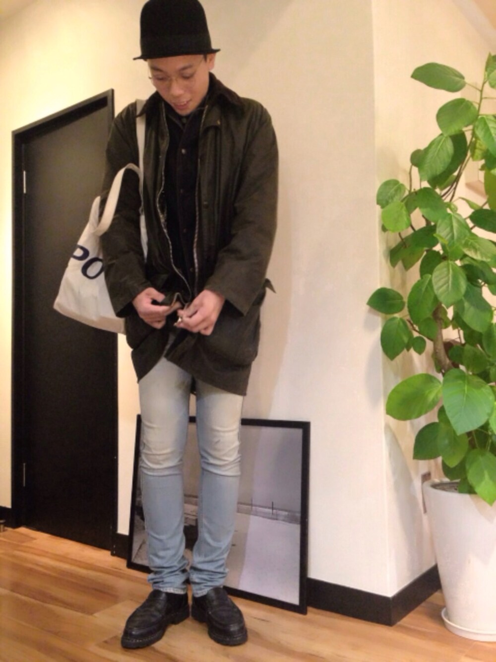 「POOL、barbour、robert geller、Paraboot、スキニーデニム、黒ハット、ﾏﾙﾒｶﾞﾈ」｜「STABILIZER GNZのSTABILIZER GNZベスト（ベスト、ブルー系）」を使った、junya_mochizukiさん（メンズ・177cm）の秋コーディネートの1枚目の写真