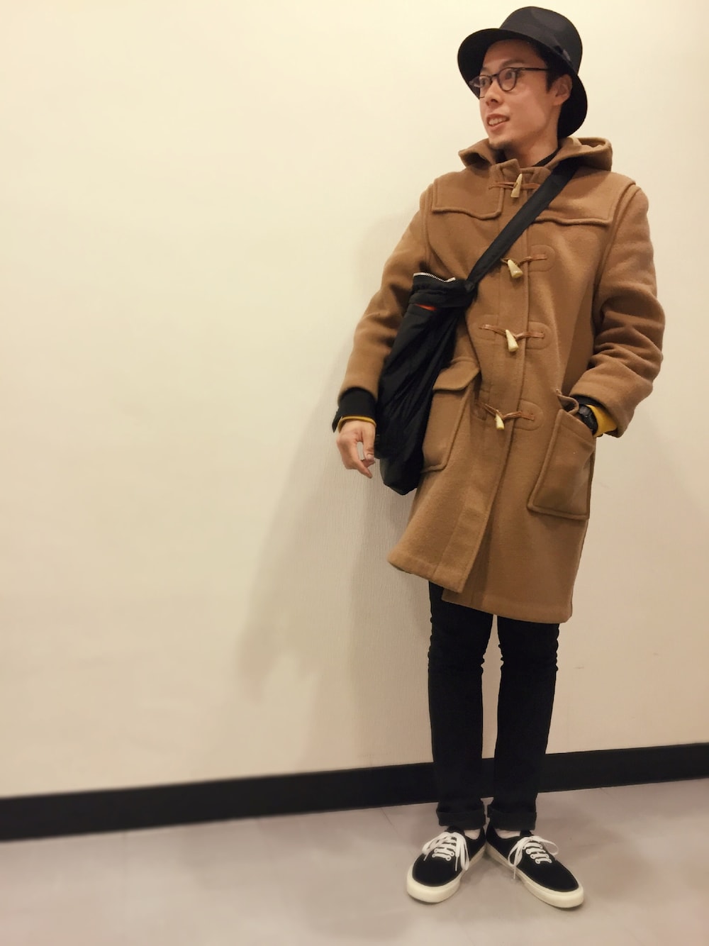 「ダッフルコート、BROOKS BROTHERS、JOHN LAWRENCE SULLIVAN、PORTER、ヘルメットバッグ、era」｜「JOHN LAWRENCE SULLIVANのアイテム（デニムパンツ、ブラック系）」を使った、junya_mochizukiさん（メンズ・177cm）の冬コーディネートの1枚目の写真