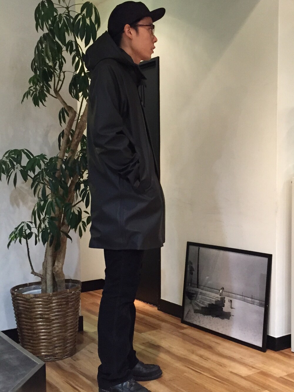 「stutterheim、レインコート、ロンハーマン、コーデュロイ」｜「STUTTERHEIMのアイテム（その他アウター、ブラック系）」を使った、junya_mochizukiさん（メンズ・177cm）の秋コーディネートの1枚目の写真