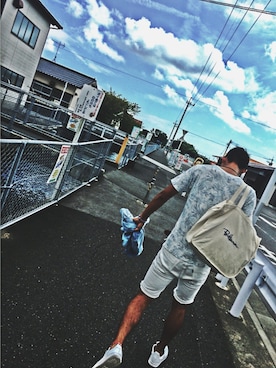 「AZUL（アズール）のアイテム（Tシャツ/カットソー、ブルー系）」を使った、MIZUKIさん（メンズ）の秋コーディネート