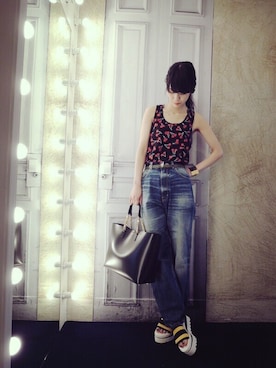 SAINT LAURENT PARISのTシャツ/カットソーを使った人気ファッション