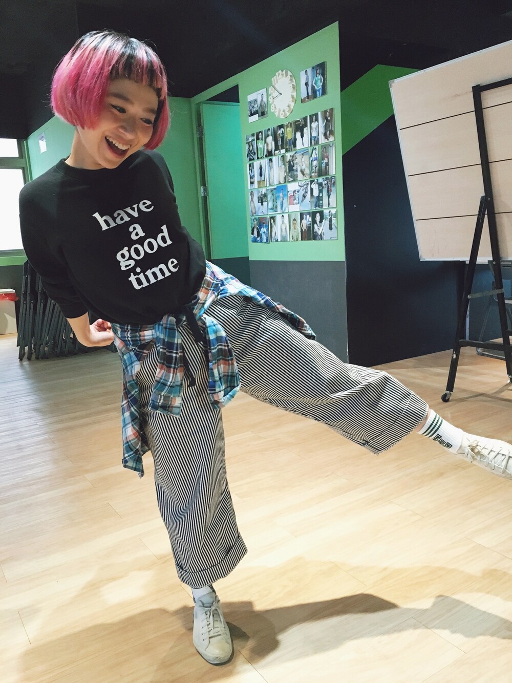 グレー系のその他パンツ、ブラック系のTシャツ/カットソー、ブラック系のその他を着用したレディースの秋コーディネートの1枚目の写真