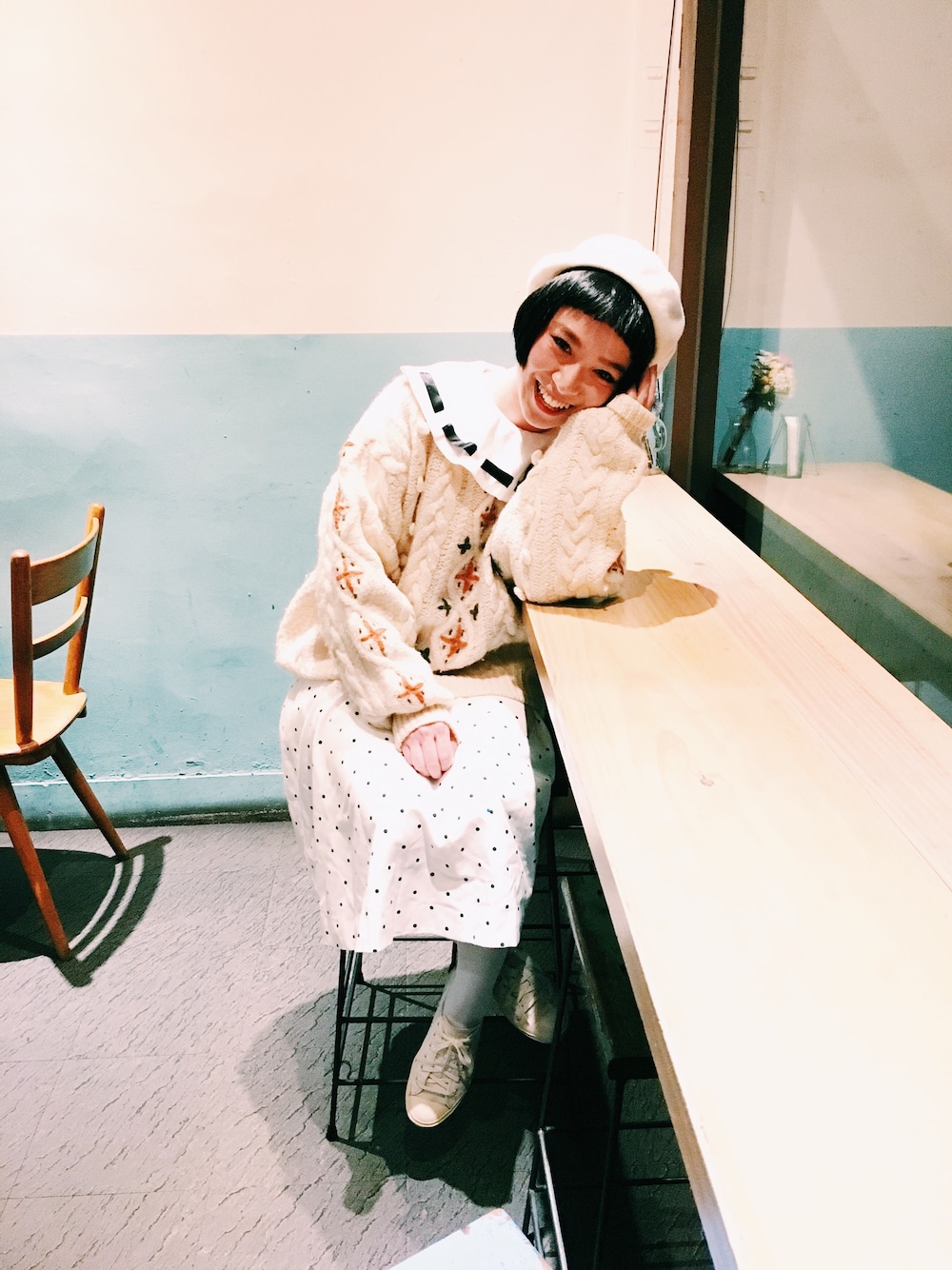 ホワイト系のワンピース、ホワイト系のその他を着用したレディースの冬コーディネートの1枚目の写真