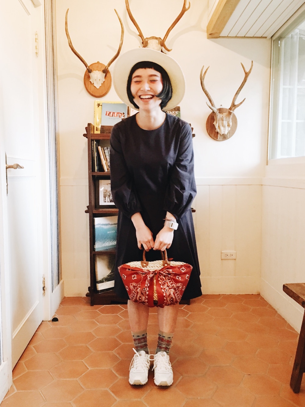 ブルー系のワンピースを着用したレディースの春コーディネートの1枚目の写真