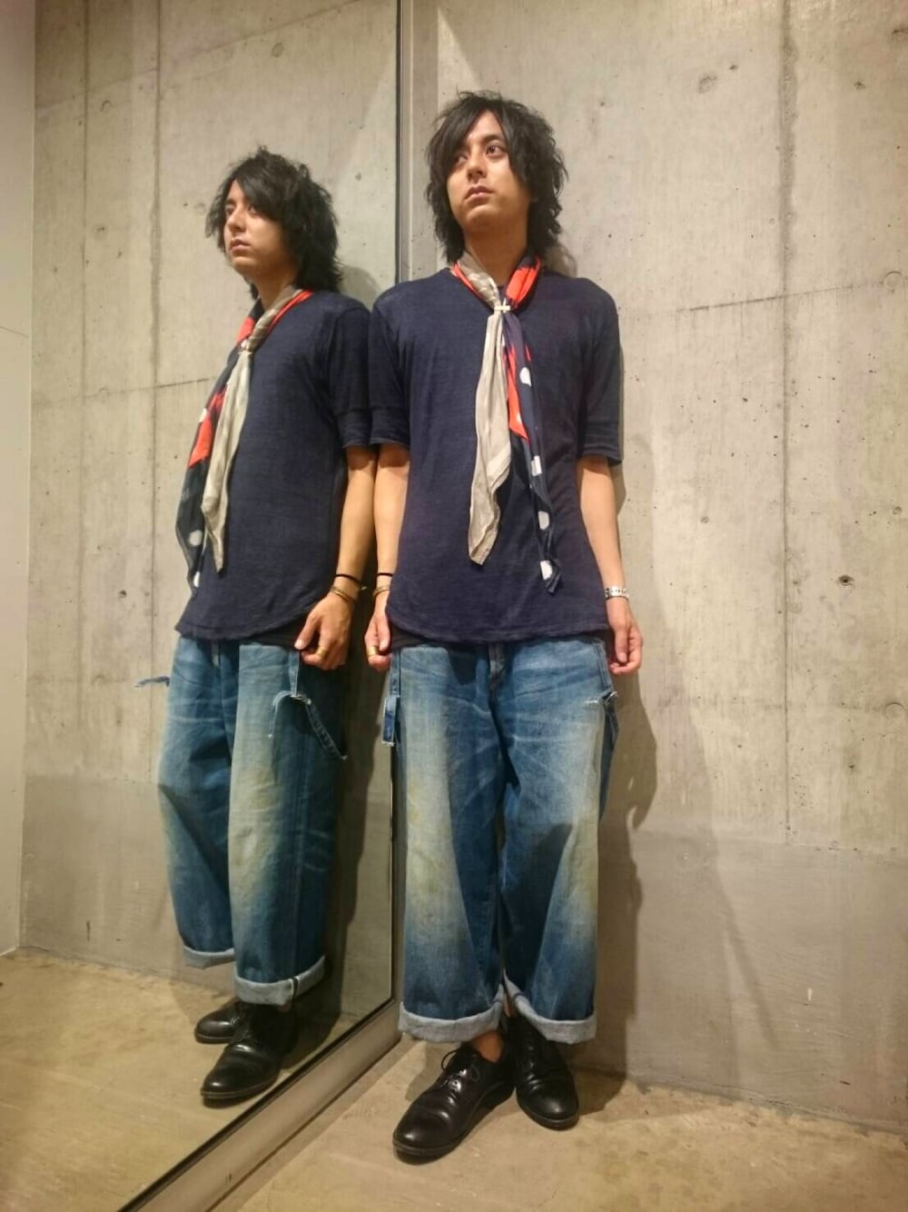 「シンプルコーデ、大人カジュアル、黒、デニム、シンプル、スカーフ、ロールアップ、ネイビー、ワイドパンツ、サスペンダー」｜「Johnbull Private laboのアイテム（Tシャツ/カットソー、ブラック系）」を使った、kosukeさん（メンズ・180cm）の夏コーディネートの1枚目の写真